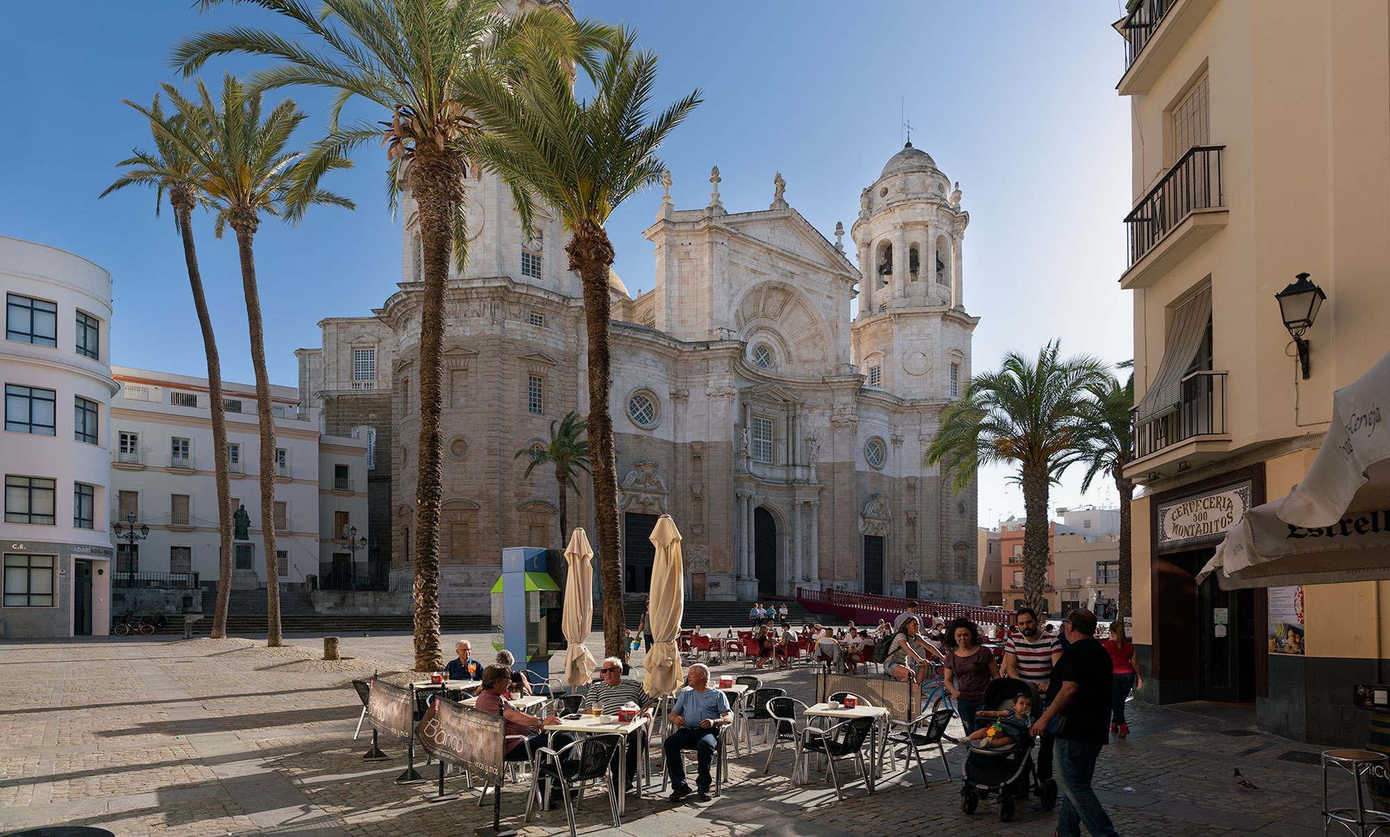 La place de la cathédrale dans la vieille ville de Cadix - Espagne