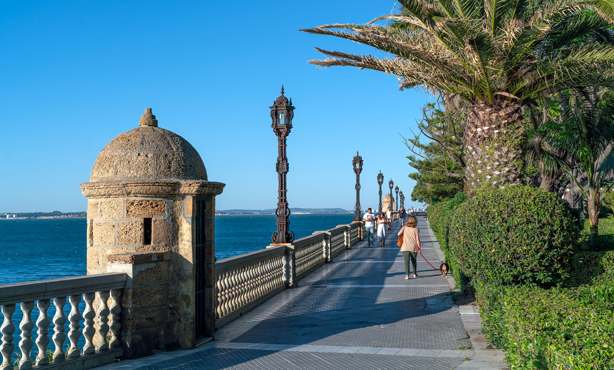 Vestiges des fortifications le long du front de mer - Cadix, Espagne