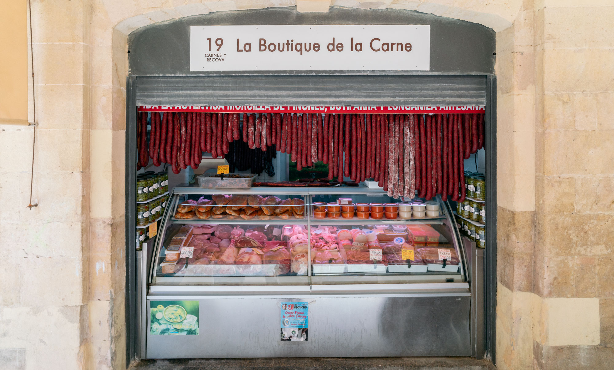 La boutique de viande du marché central de Cadix, Espagne
