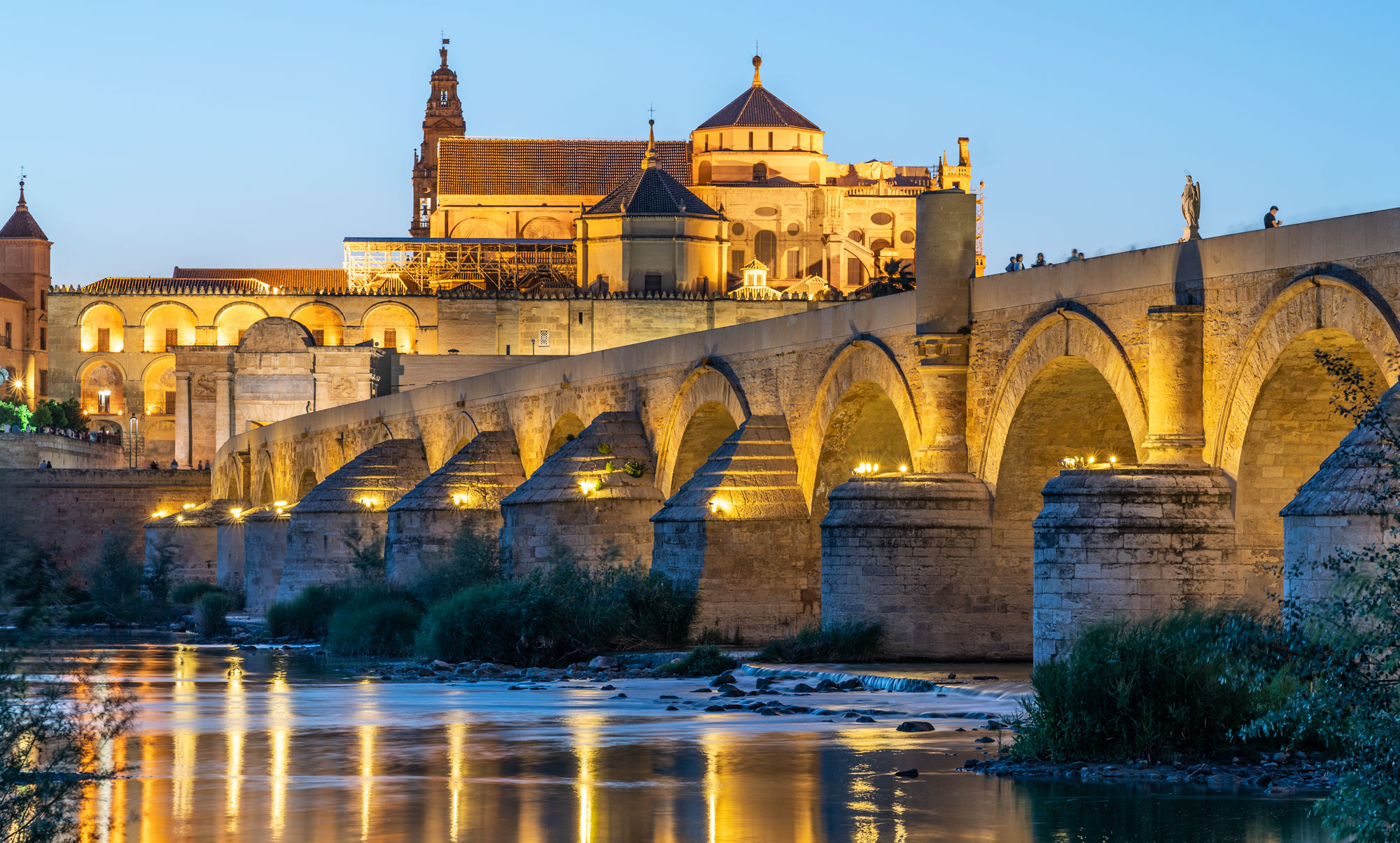 Pont romain et mosquée au coucher du soleil à Cordoue, Espagne