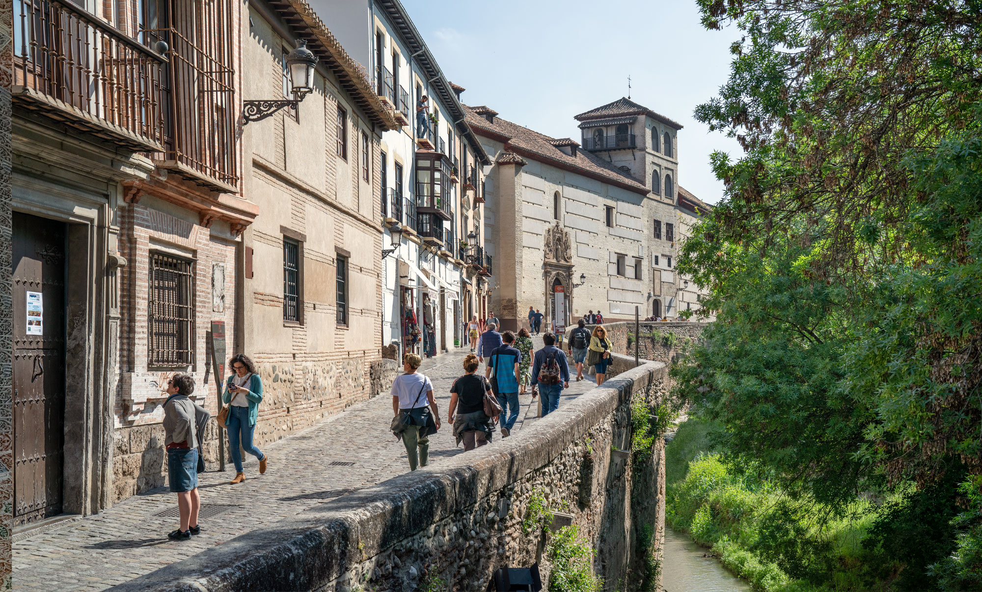 Carrera del Darro a lo largo del río en el Albaicín – Granada, España