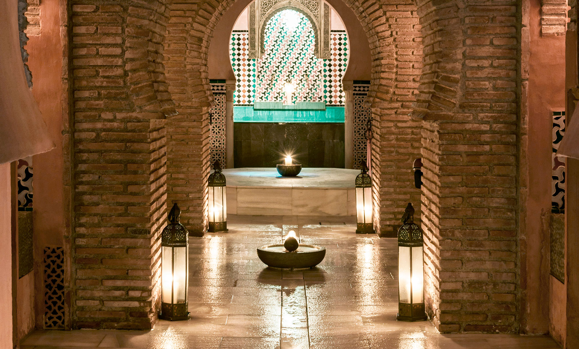 Interior del baño árabe Al-Ándalus en Granada, España