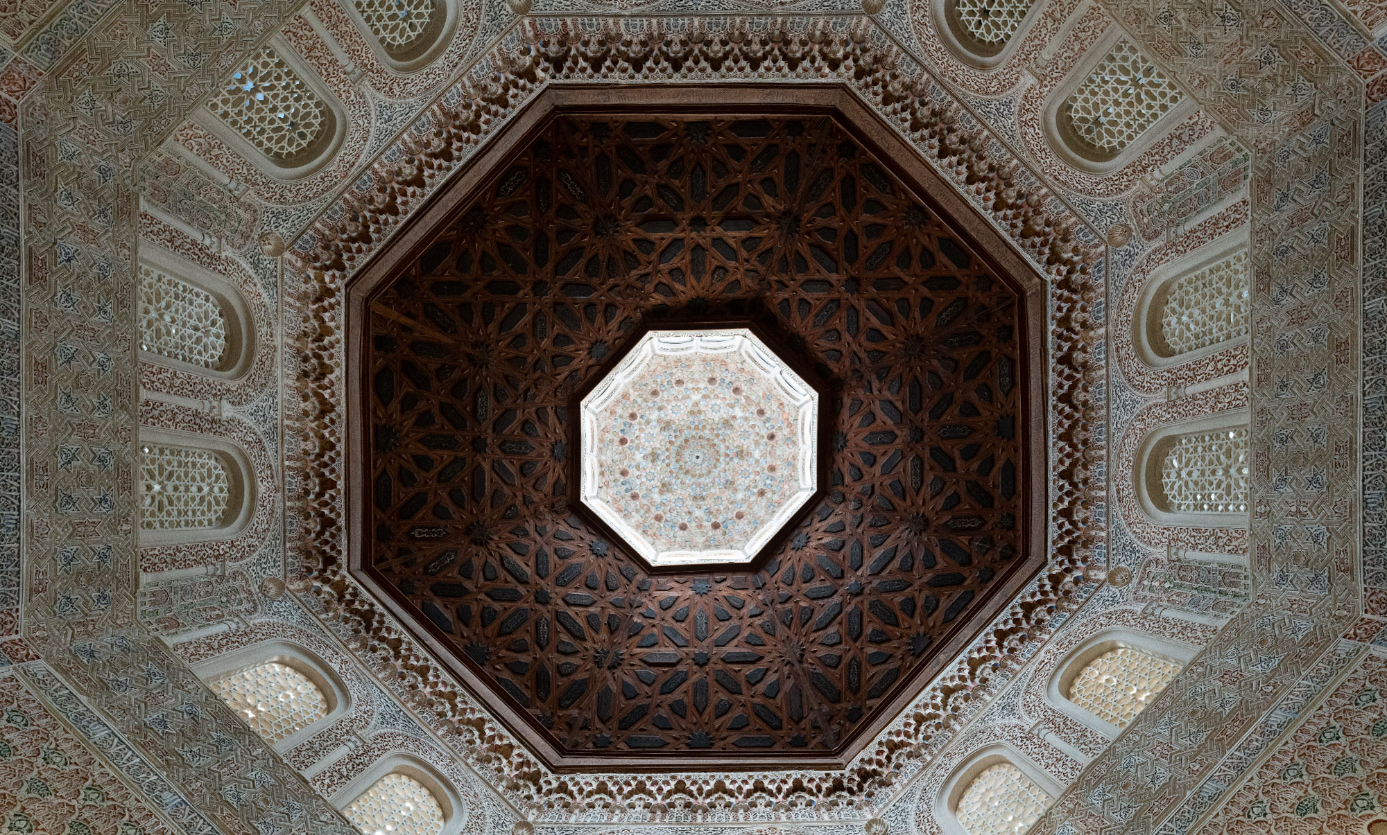 Techo ornamentado en el Palacio de la Madraza – Granada, España
